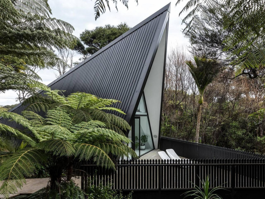 &lt;p&gt;Na otoku Waiheke na Novom Zelandu dizajner Chris Tate sagradio je kuću simboličnog naziva Tent House&lt;/p&gt;