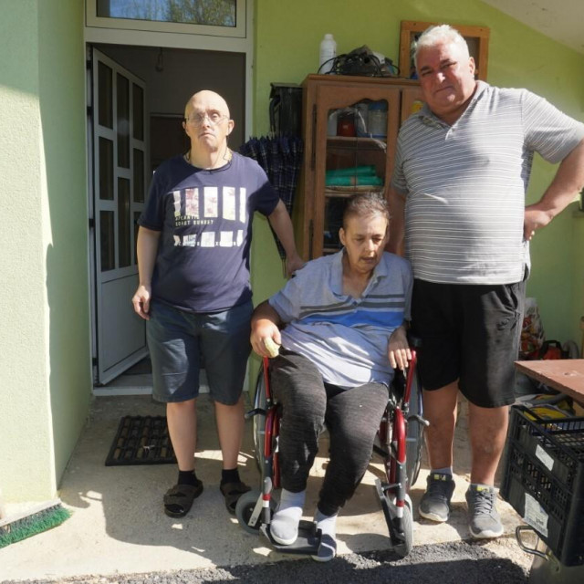 &lt;p&gt;Milko Milkan Ljubičić (desno) s bratom Bećom i teško bolesnom suprugom Jelicom&lt;/p&gt;