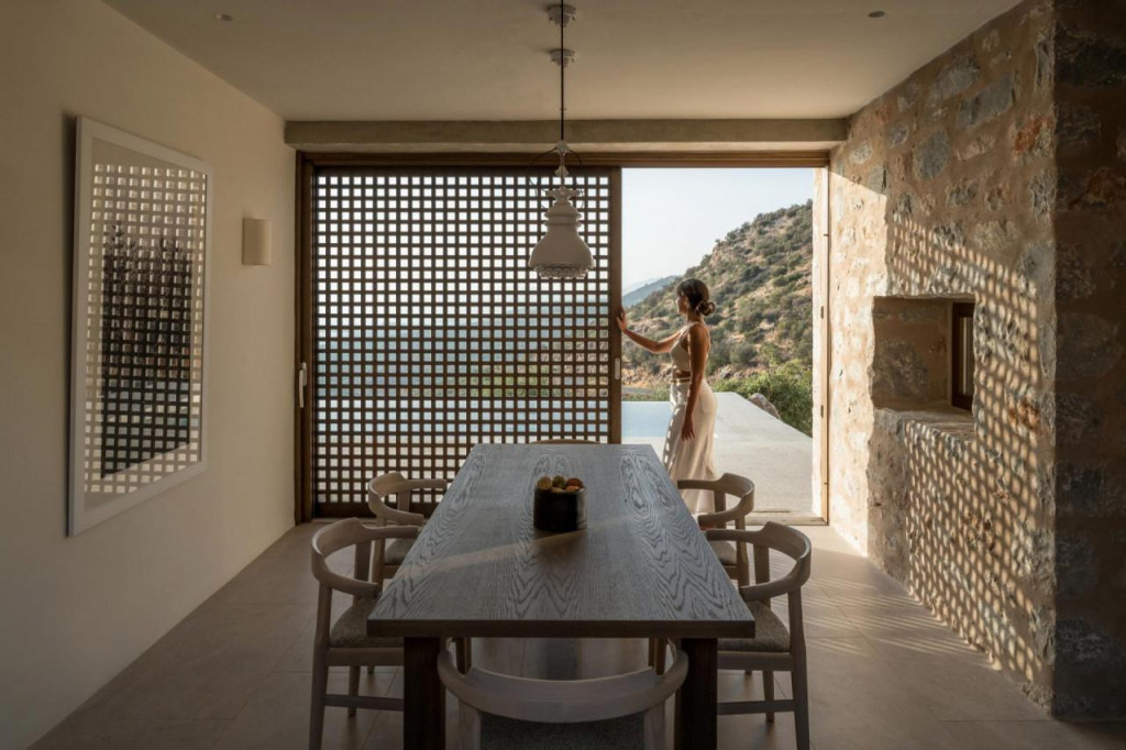 &lt;p&gt;Grčki studio Desypri &amp; Misiaris Architecture nedavno je predstavio svoju suvremenu interpretaciju tradicionalne kamene kuće uz more na poluotoku Mani&lt;/p&gt;