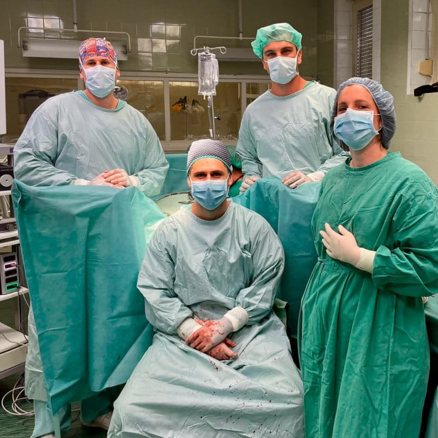&lt;p&gt;Liječnički tim neposredno nakon vNOTES operacije: dr. Luka Matak (sjedi), dr. Frane Markulić, dr. Ivan Kolega, te instrumentarka Antonia Zalović&lt;/p&gt;
