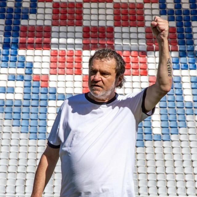 &lt;p&gt;Alen Vitasović je i strastveni navijač Hajduka: Otac je služio u mornarici u Lori, zavolio Hajduk i tu ljubav prenio na mene. U temelje naše kuće, koju je izgradio 1974. godine, ugravirao je najjači sastav Hajduka&lt;/p&gt;