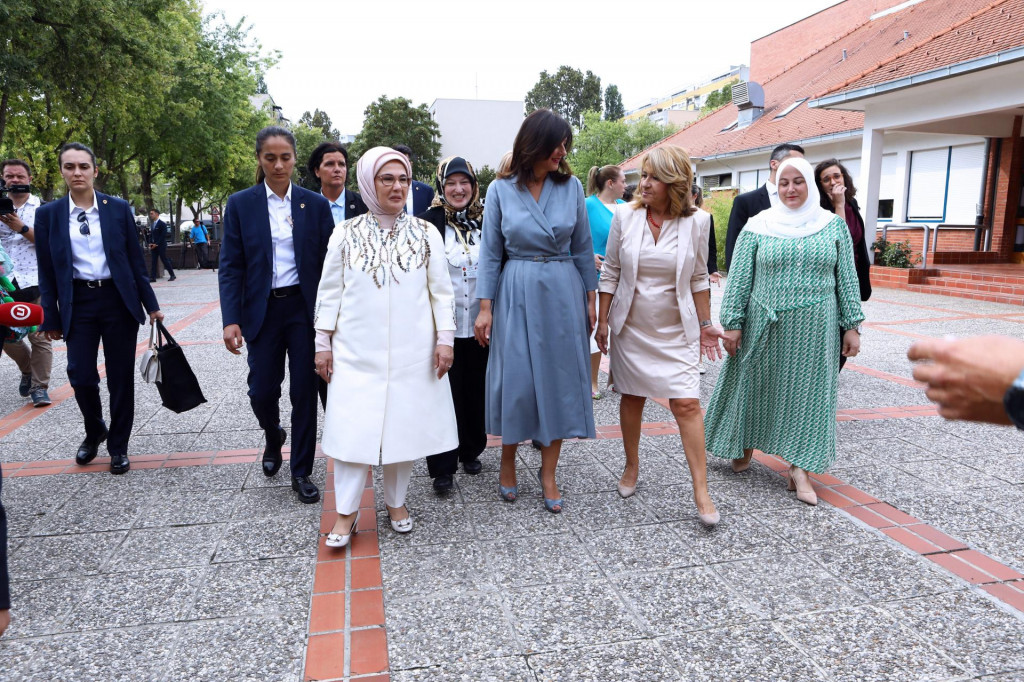 &lt;p&gt;Sanja Musić Mlanović ugostila je Emine Erdogan - zajednički su posjetile Osnovnu školu Matija Gubec na zagrebačkoj Knežiji&lt;/p&gt;