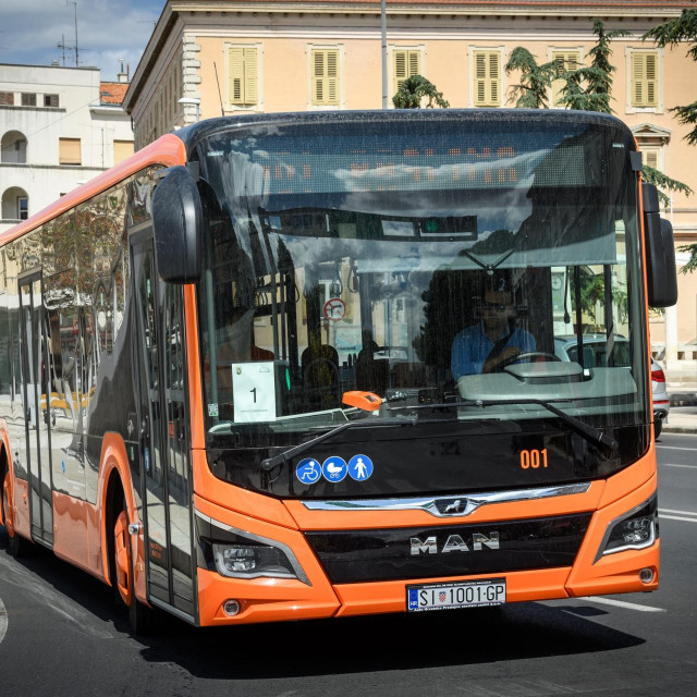 &lt;p&gt;Sibenik, 230822.&lt;br&gt;
Prve probne voznje novih gradskih autobusa nabavljenih u sklopu EU projekta Integrirana mobilnost na podrucju grada Sibenika, ukupno 11 autobusa pocet ce prometovati pocetkom rujna.&lt;br&gt;