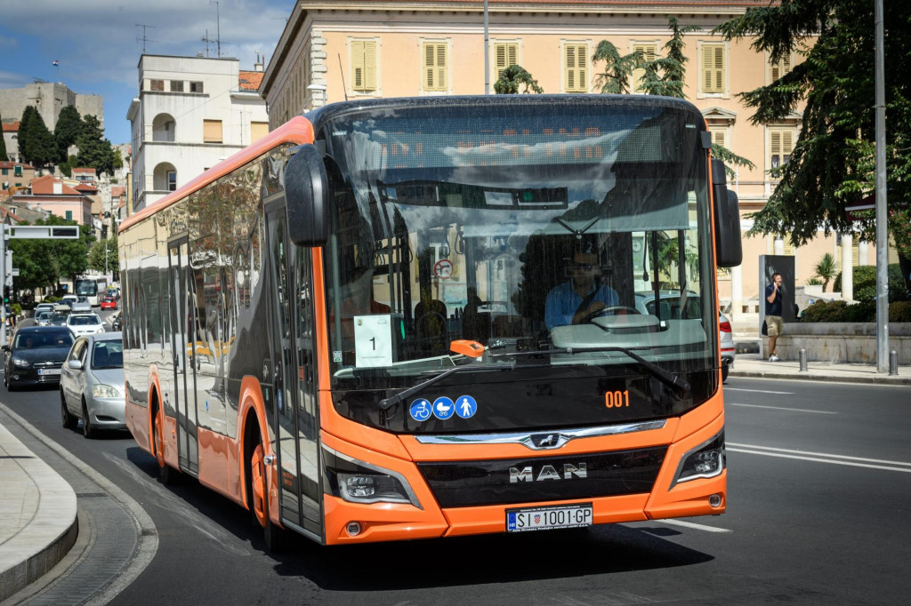 &lt;p&gt;Sibenik, 230822.&lt;br&gt;
Prve probne voznje novih gradskih autobusa nabavljenih u sklopu EU projekta Integrirana mobilnost na podrucju grada Sibenika, ukupno 11 autobusa pocet ce prometovati pocetkom rujna.&lt;br&gt;