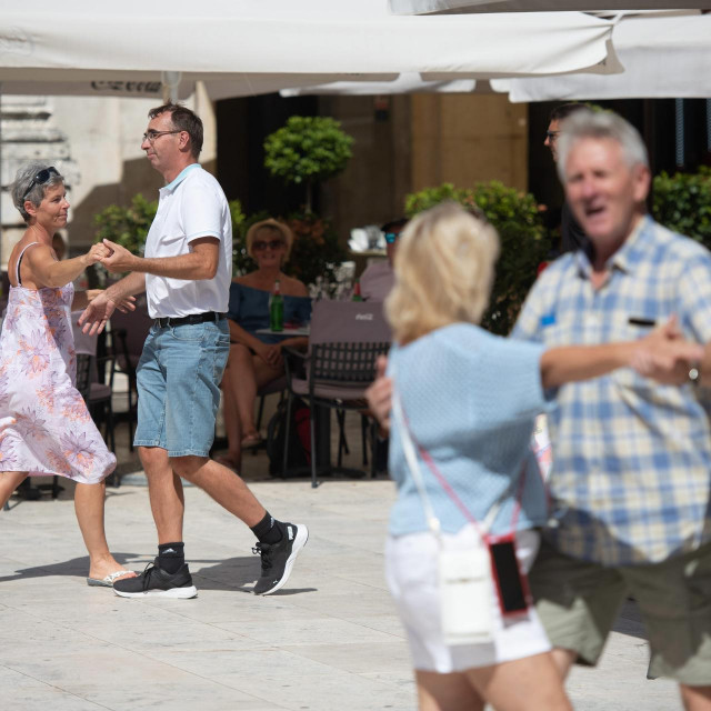 &lt;p&gt;Zadar, 100922.&lt;br&gt;
Zadrani i turisti uzivaju u jutarnjoj setnji Poluotokom.&lt;br&gt;
Na fotografiji: poneki par turista je na Narodnom trgu zaplesao uz glazbu ulicnih sviraca Duo gitman.&lt;br&gt;