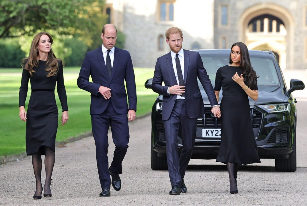 &lt;p&gt;Kate, princeza od Walesa, William, princ od Walesa, princ Harry i Meghan Markle zajedno su izašli ispred dvorca Windsor razgledati cvijeće i poruke ostavljene u počast kraljici Elizabeti&lt;/p&gt;