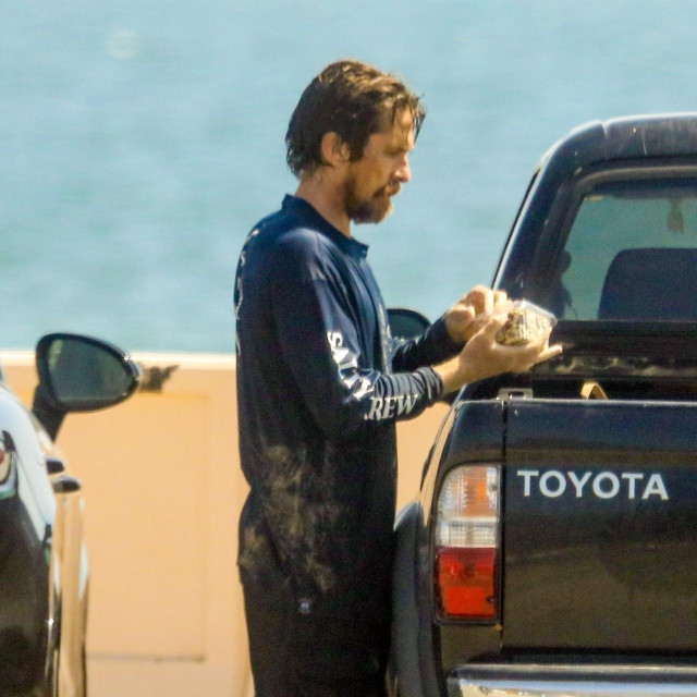 &lt;p&gt;Christian Bale i na plaži ide s toyotom&lt;/p&gt;