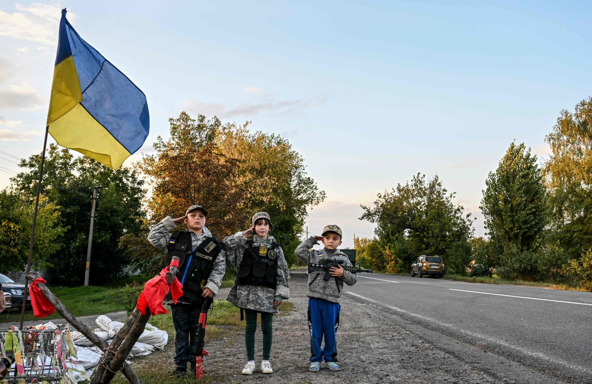 Украинцы дорога. Купянск Украина. Дети на дороге. Русский флаг на Украине.