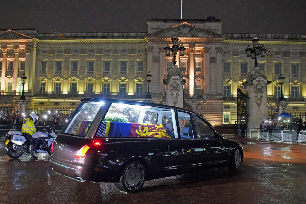 &lt;p&gt;Lijes s posmrtnim ostacima kraljice Elizabete II., prekriven kraljevskom zastavom Ujedinjenog kraljevstva, dovezen je u utorak navečer u Buckinghamsku palaču&lt;/p&gt;