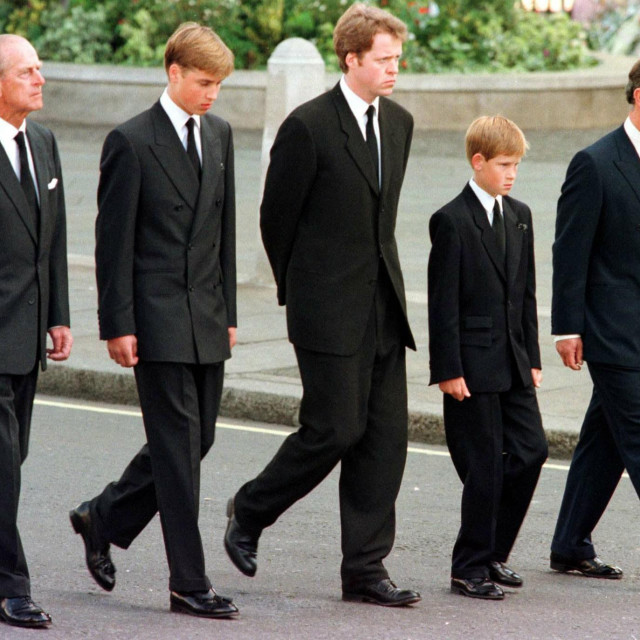 &lt;p&gt;William i Harry će danas s ocem pratiti lijes kraljice Elizabete II., bit će to podsjećanje na pogreb njihove majke, princeze Diane, 6. rujna 1997. godine&lt;/p&gt;
