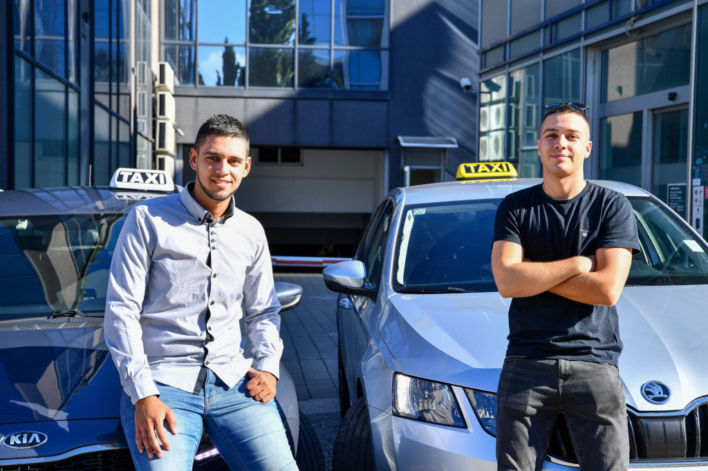 &lt;p&gt;Frano Duždević i Matej Grubišić, mladi su dubrovački taksi vozači&lt;/p&gt;