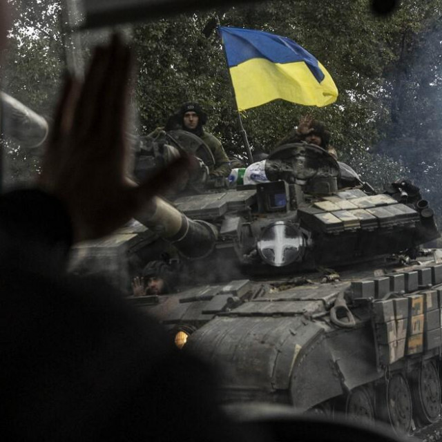 &lt;p&gt;Ukrajinske snage ulaze u grad Izjum nakon povlačenja ruskih snaga u Harkivskoj oblasti&lt;/p&gt;