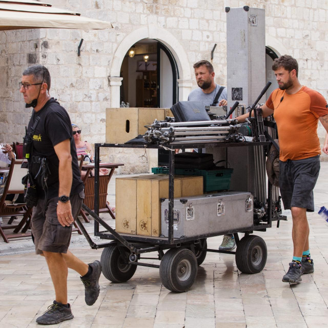 &lt;p&gt;Dubrovnik, 150922.&lt;br&gt;
Nakon zavrsenog snimanja na jednoj od lokacija, tehnicka ekipa serijala Vikings Valhalla prebacuje dio rekvizita i opreme na sljedecu.&lt;br&gt;