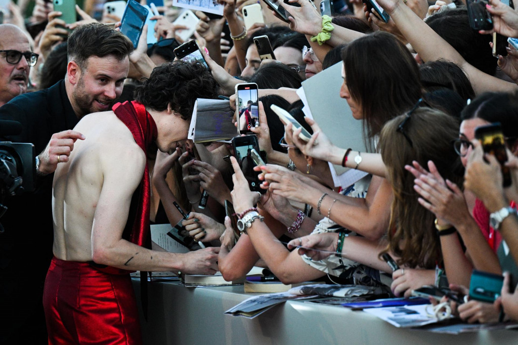 &lt;p&gt;French US actor, Timothee Chalamet signs autographs as he arrives on September 2, 2022 for the screening of the film ”Bones And All” presented in the Venezia 79 competition as part of the 79th Venice International Film Festival at Lido di Venezia in Venice, Italy. (Photo by Tiziana FABI/AFP)&lt;/p&gt;