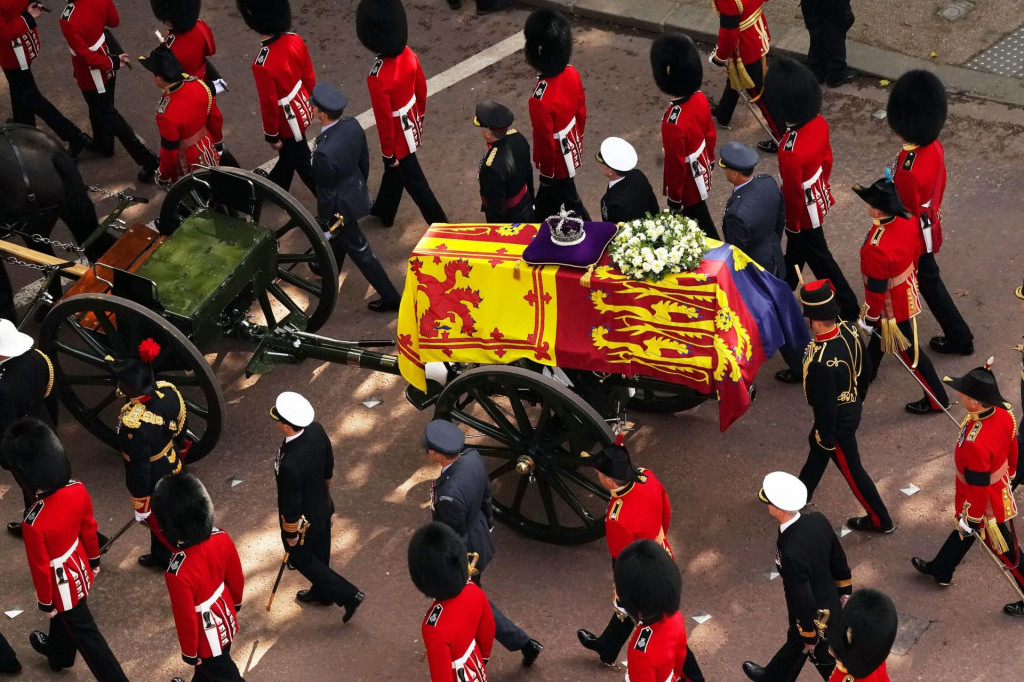 &lt;p&gt;Lijes kraljice Elizabete II. na pogrebu u ponedjeljak neće vući konji nego 98 pripadnika kraljevske mornarice&lt;/p&gt;