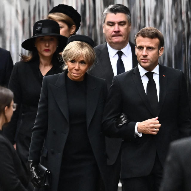 &lt;p&gt;Hrvatski predsjednik Zoran Milanović sa suprugom Sanjom stigao je u Westminstersku opatiju odmah iza francuskog predsjedničkog para&lt;/p&gt;
