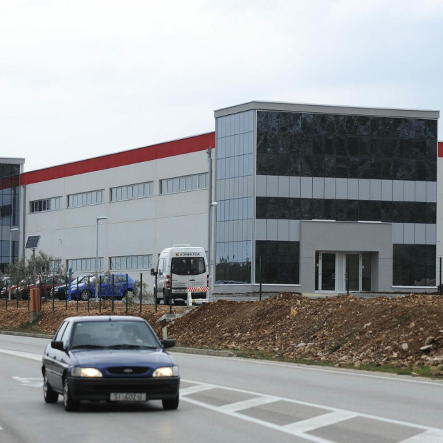 &lt;p&gt;Tvrtka ‘Era Commerce‘ već ima pet prodajnih objekata, od čega se četiri nalaze u Dalmaciji, među kojima je i onaj na šibenskim Njivicama&lt;/p&gt;