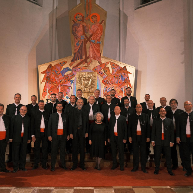 &lt;p&gt;Gradski zbor Brodosplit u crkvi sv. Andrije u Salzburgu, sa zboristima je i dr. Tuga Tarle, organizarorica kulturnih događanja za Hrvate u iseljeništvu&lt;/p&gt;