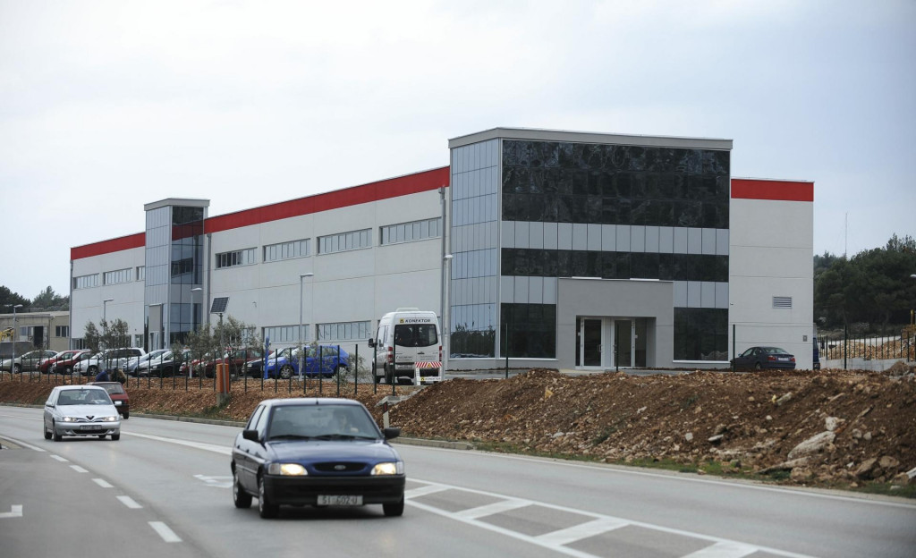 &lt;p&gt;Tvrtka ‘Era Commerce‘ već ima pet prodajnih objekata, od čega se četiri nalaze u Dalmaciji, među kojima je i onaj na šibenskim Njivicama&lt;/p&gt;