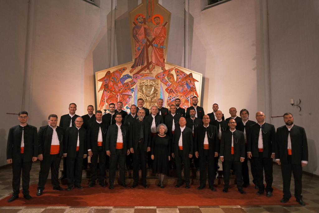 &lt;p&gt;Gradski zbor Brodosplit u crkvi sv. Andrije u Salzburgu, sa zboristima je i dr. Tuga Tarle, organizarorica kulturnih događanja za Hrvate u iseljeništvu&lt;/p&gt;
