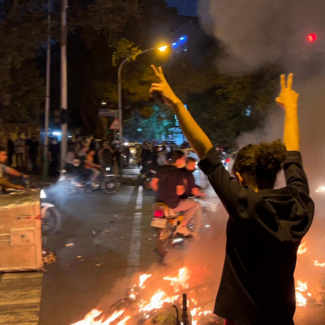 &lt;p&gt;Demonstranti sinoć u Teheranu&lt;/p&gt;