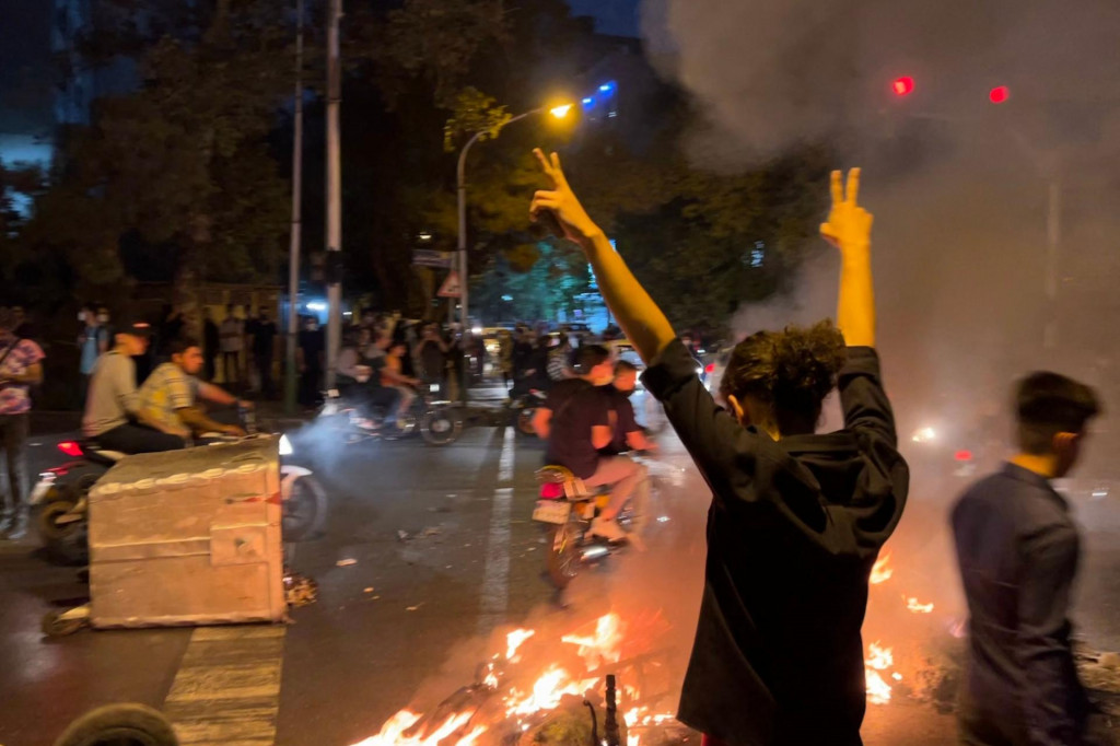 &lt;p&gt;Demonstranti sinoć u Teheranu&lt;/p&gt;