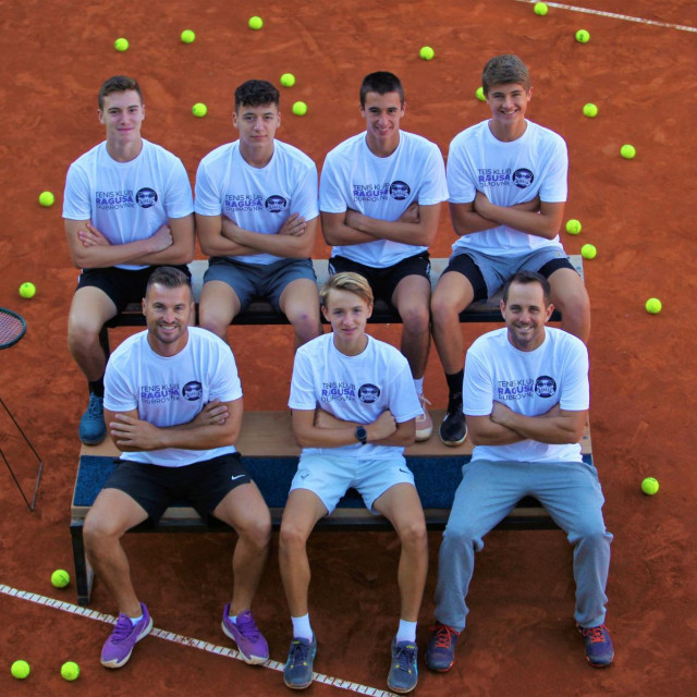 &lt;p&gt;&lt;strong&gt;Tenis klub Ragusa - momčadsko PH do 18 godina, gore, s lijeva:&lt;/strong&gt; Kuzma Jurišić, Karlo Klaić, Stjepan Bogdan i Marko Baničević, &lt;strong&gt;dole&lt;/strong&gt;: Pasko Barović, Tymofii Milovanov i Paolo Pavlinović&lt;/p&gt;
