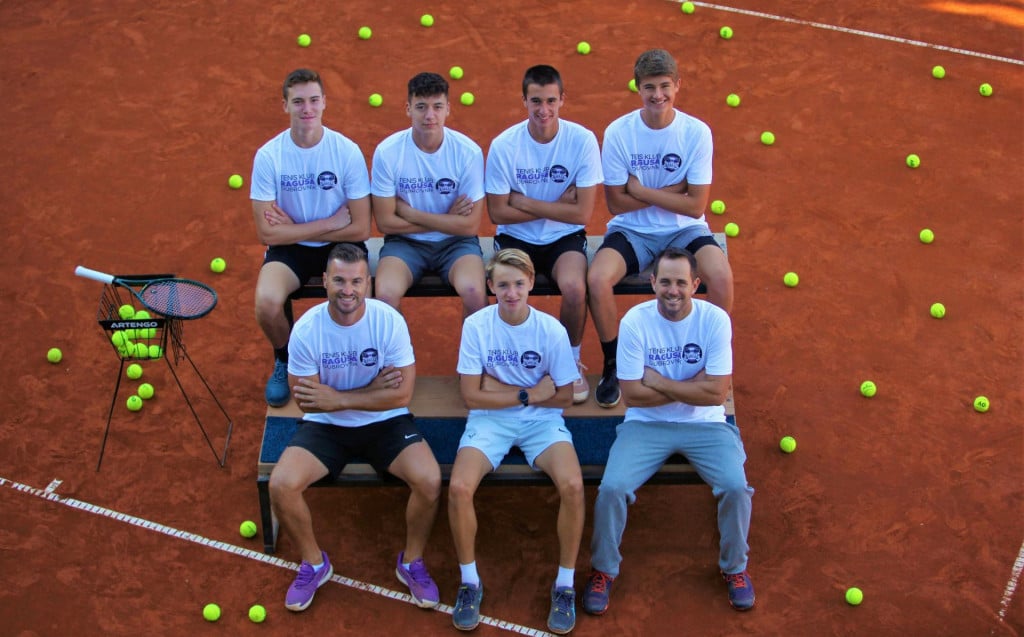 &lt;p&gt;&lt;strong&gt;Tenis klub Ragusa - momčadsko PH do 18 godina, gore, s lijeva:&lt;/strong&gt; Kuzma Jurišić, Karlo Klaić, Stjepan Bogdan i Marko Baničević, &lt;strong&gt;dole&lt;/strong&gt;: Pasko Barović, Tymofii Milovanov i Paolo Pavlinović&lt;/p&gt;