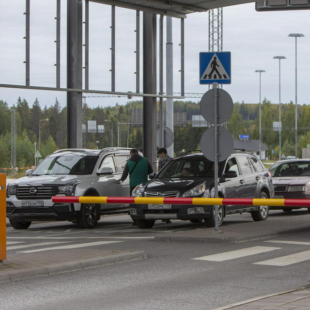 <p>Rusi prelaze granicu s Finskom, prijelaz Nuijamaa&nbsp;</p>