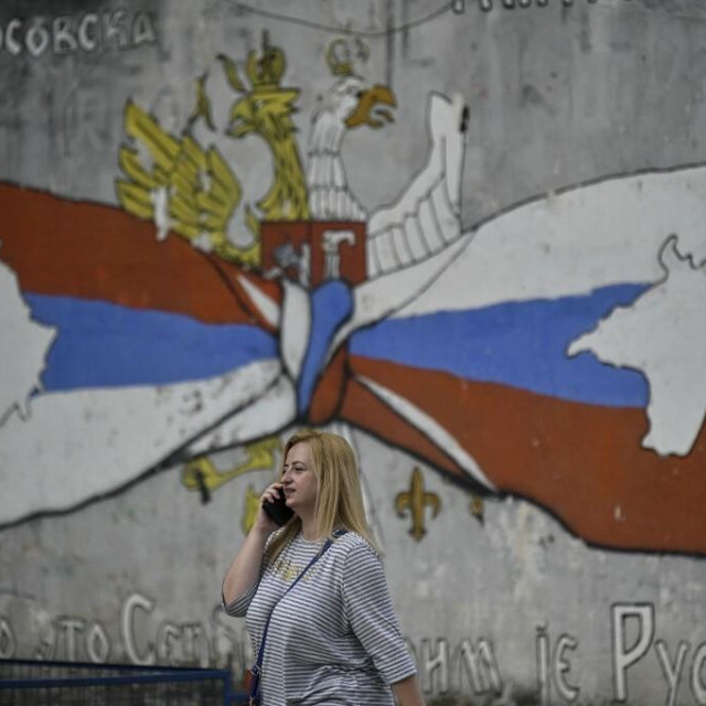 &lt;p&gt;Poruka o bratstvu sa zida u Mitrovici: ”redizajnirane” zastave Srbije i Rusije i poruka: ”Kosovo je Srbija; Krim je Rusija” &lt;/p&gt;