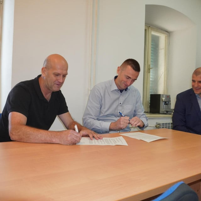 &lt;p&gt;Sportazum o suradnji potpisali su Ivica Kukavica, nositelj Nezavisne liste, i Ivan Penava, predsjednik DP-a, pod budnim okom jedinog DP-ova županijskog vijećnika Marka Žaje, inače dojučerašnjeg HDZ-ovca&lt;/p&gt;