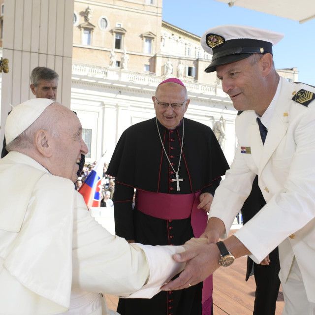 &lt;p&gt;Papa Frane, u nazočnosti vojnog biskupa Jure Bogdana pozdravlja Marka Bralića, voditelja klape ‘Sveti Juraj‘&lt;/p&gt;