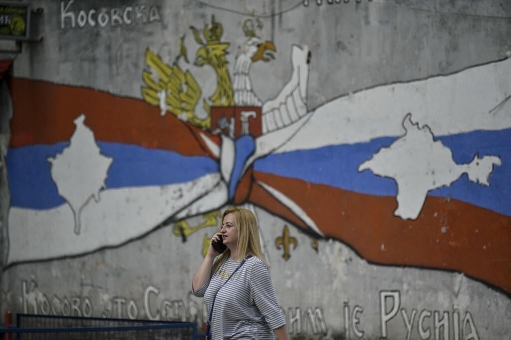 &lt;p&gt;Poruka o bratstvu sa zida u Mitrovici: ”redizajnirane” zastave Srbije i Rusije i poruka: ”Kosovo je Srbija; Krim je Rusija” &lt;/p&gt;