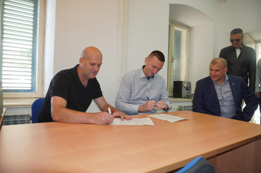 &lt;p&gt;Sportazum o suradnji potpisali su Ivica Kukavica, nositelj Nezavisne liste, i Ivan Penava, predsjednik DP-a, pod budnim okom jedinog DP-ova županijskog vijećnika Marka Žaje, inače dojučerašnjeg HDZ-ovca&lt;/p&gt;