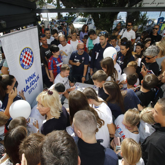 &lt;p&gt;Makarska, 240922.&lt;br&gt;
Druzenje igraca Hajduka s navijacima ispred Fan shopa na rivi.&lt;br&gt;
Na fotografiji: veliki interes ispred Hajdukovog fan shopa.&lt;br&gt;