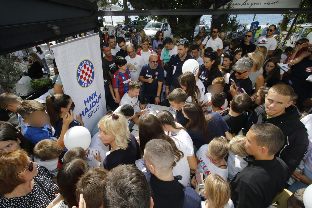 &lt;p&gt;Makarska, 240922.&lt;br&gt;
Druzenje igraca Hajduka s navijacima ispred Fan shopa na rivi.&lt;br&gt;
Na fotografiji: veliki interes ispred Hajdukovog fan shopa.&lt;br&gt;