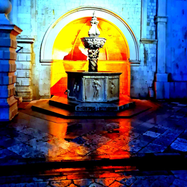 &lt;p&gt;Mala Onofrijeva fontana osvijetljena narančastom bojom&lt;/p&gt;
