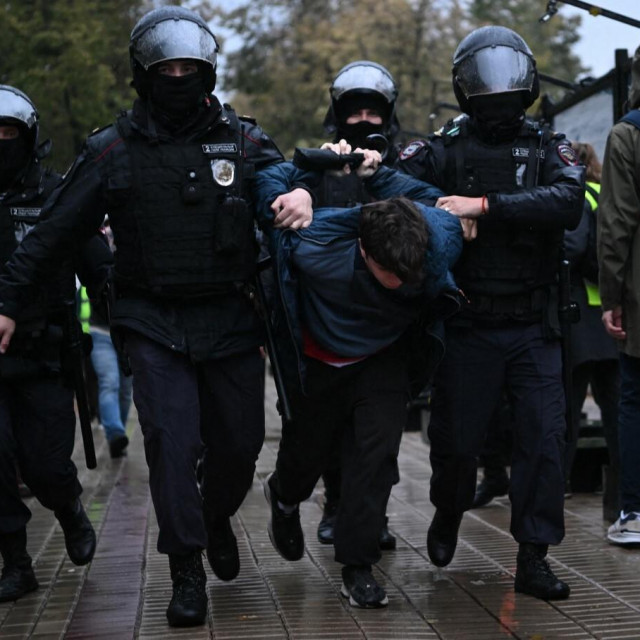 &lt;p&gt;Policija odvodi prosvjednika protiv mobilizacije u Moskvi &lt;/p&gt;