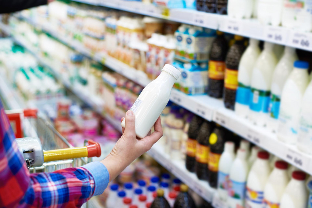 &lt;p&gt;Woman shopping dairy product in grocery store&lt;/p&gt;