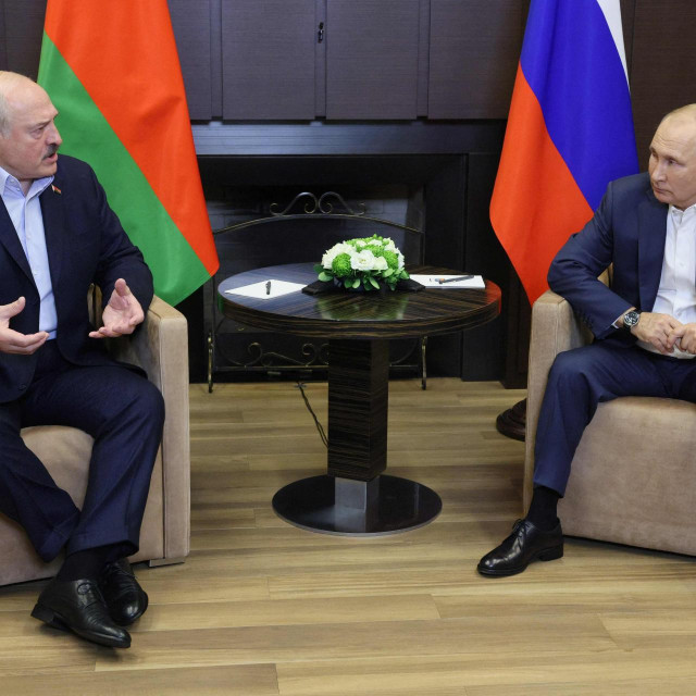 &lt;p&gt;Neobično držanje ruskog predsjednika vidljivo je i na sastanku s Lukašenom u Sočiji&lt;/p&gt;