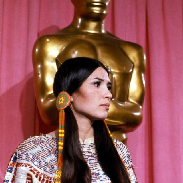 &lt;p&gt;Sacheen je 1973. izišla na pozornicu Oscara i s izrazom tužne sabranosti, pred 85-milijunskim televizijskim auditorijem, kazala da Brando ne želi prihvatiti nagradu zbog ‘odnosa filmske industrije prema američkim Indijancima‘&lt;/p&gt;