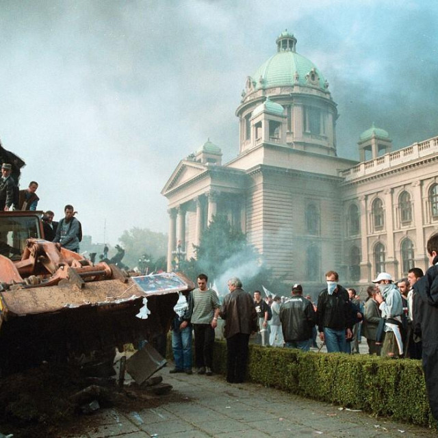 &lt;p&gt;Beograd, 5. listopada 2000. godine: Savezna skupština u plamenu, prosvjednici i suzavac na ulicama. Za nekoliko sati past će Milošević&lt;/p&gt;

&lt;p&gt; &lt;/p&gt;

&lt;p&gt; &lt;/p&gt;