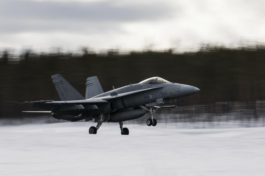 &lt;p&gt;Finski borbeni zrakoplov F-18 Hornet slijeće u zračnu bazu Jokkmokk&lt;/p&gt;