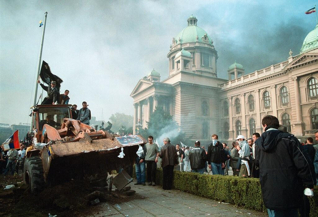 &lt;p&gt;Beograd, 5. listopada 2000. godine: Savezna skupština u plamenu, prosvjednici i suzavac na ulicama. Za nekoliko sati past će Milošević&lt;/p&gt;

&lt;p&gt; &lt;/p&gt;

&lt;p&gt; &lt;/p&gt;