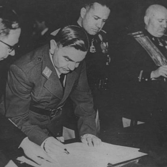 &lt;p&gt;Ante Pavelić i Benito Mussolini potpisuju 18. svibnja 1941. godine Rimske ugovore kojima su veliki dijelovi Hrvatske predani Italiji&lt;/p&gt;