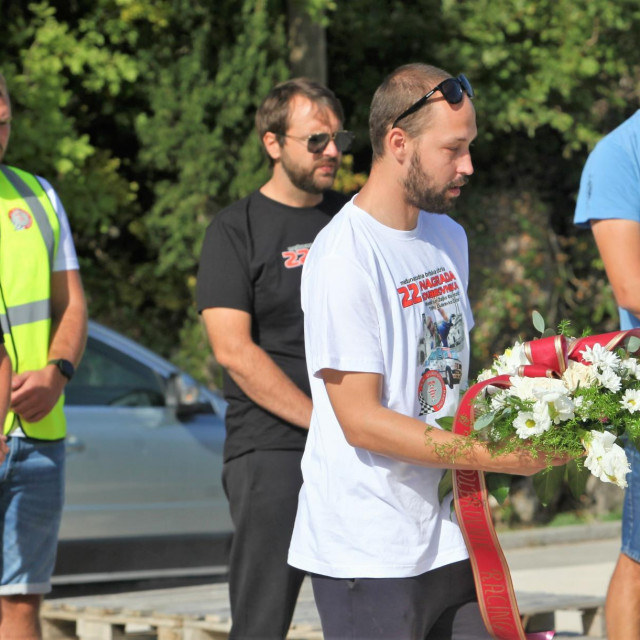 &lt;p&gt;Hrvoje Čikor je u ime kluba položio cvijeće na posljednje počivalište svog oca, legendarnog vozača i čelnika Dubrovnik Racinga&lt;/p&gt;