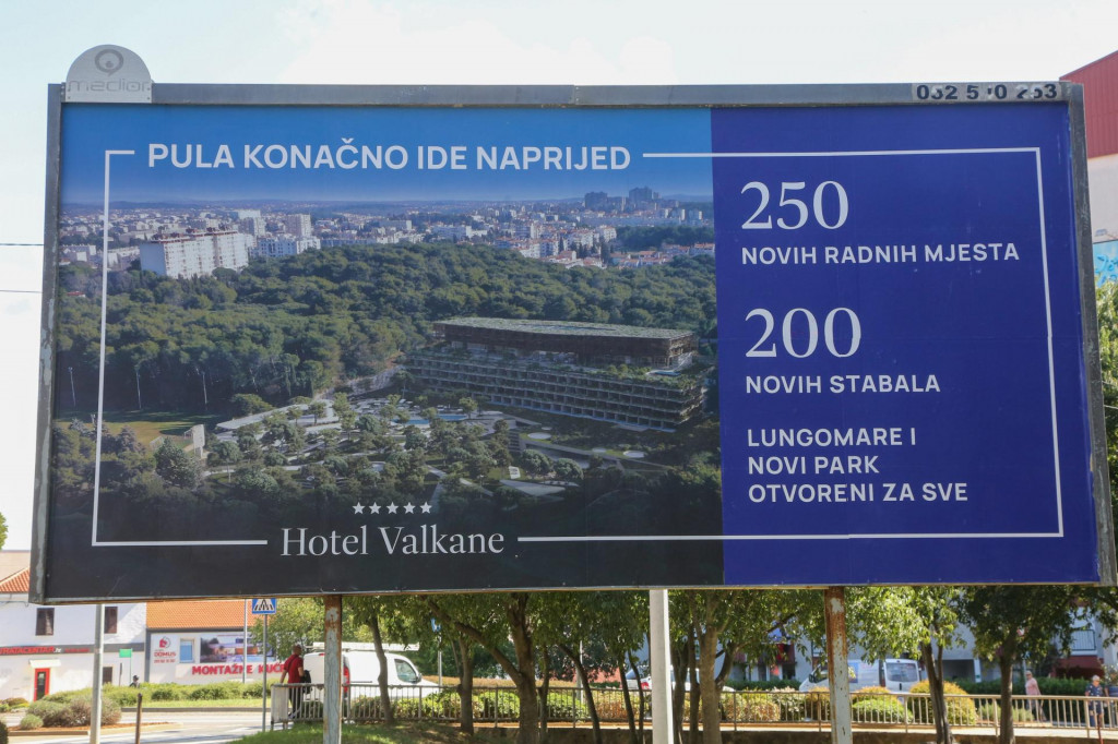 &lt;p&gt;Investitori su postavili jumbo-plakat za najavu izgradnje hotela Valkane na setalistu Lungomare&lt;/p&gt;