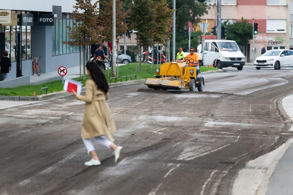 &lt;p&gt;Zadar, 101022.&lt;br&gt;
U tijeku su radovi na promjeni asfaltnog sloja u Murvickoj ulici. Prema planovima izvodjaca, radovi bi trebali trajati deset dana.&lt;br&gt;