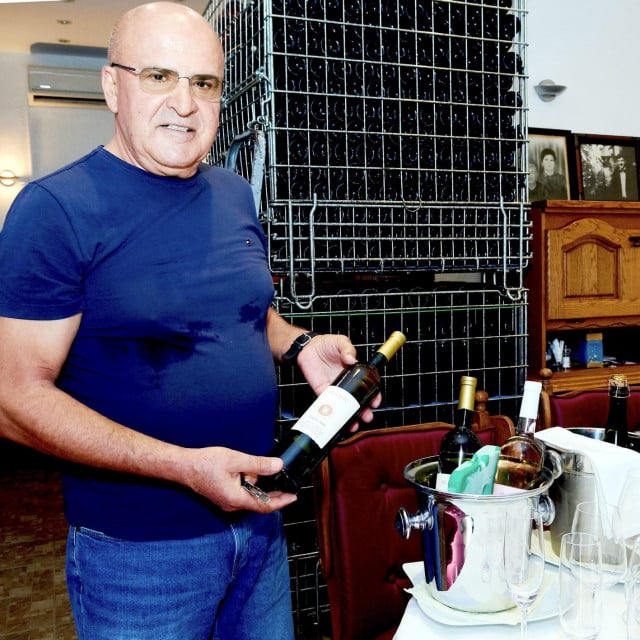 &lt;p&gt;Dane Slamić s buteljom vina ‘Ćaćin san‘&lt;/p&gt;