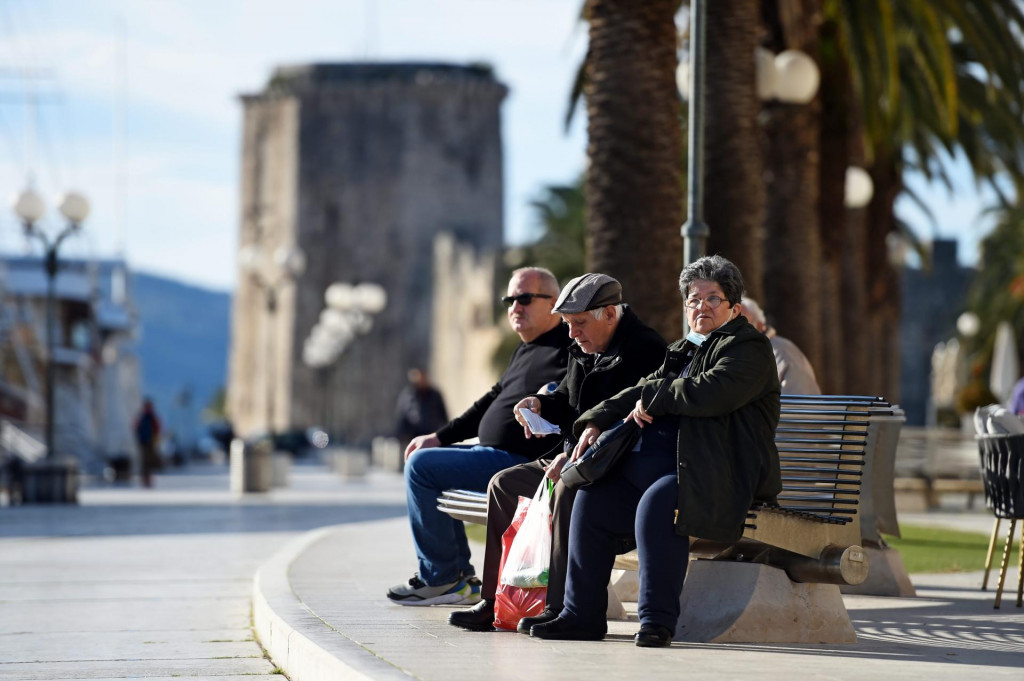 &lt;p&gt;Trogir, 171221.&lt;br&gt;
Grad Trogir i okolica.&lt;br&gt;
Na fotografiji: umirovljenici na trogirskoj rivi.&lt;br&gt;
